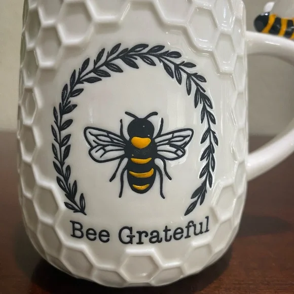 White Ceramic Mug with an Embossed Honeycomb Texture, Featuring BE GRATEFUL - Picture 2 of 7
